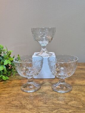 PRINCESS HOUSE Embossed Fantasia Poinsettia Pattern Glass Footed Dessert Bowls